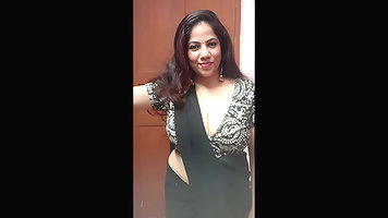 desi auntu huge breasts and cleavage in black saree