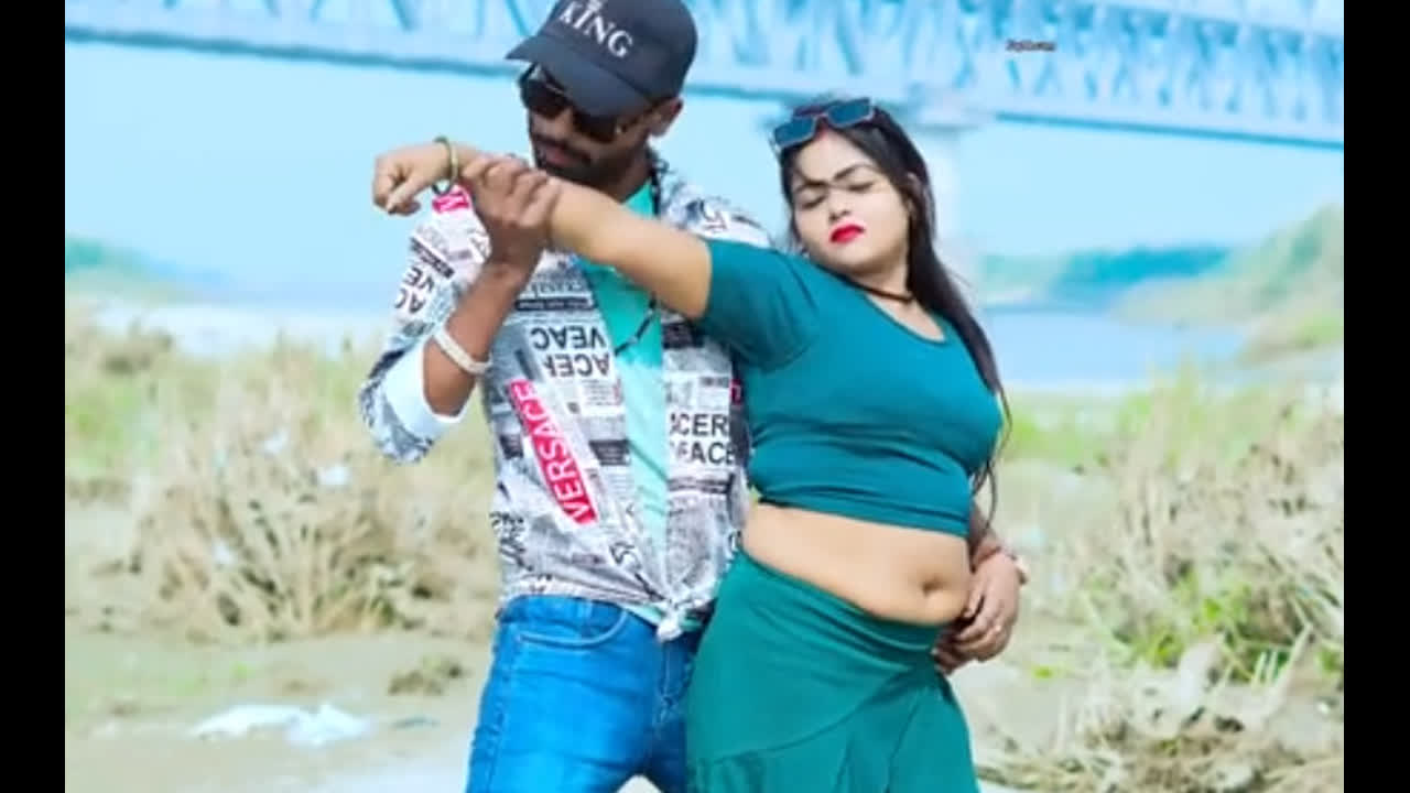 HOT – Sonam boobs grabbed hard, pressed & felt many times in blouse, navel grab2