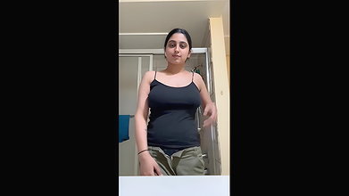 Hot desi girl showing her Boobs
