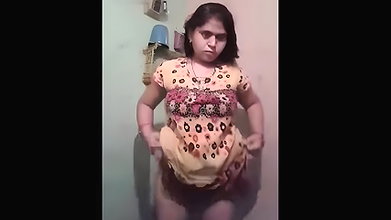 Desi Sexy Figured Bhabhi Nude Bathing