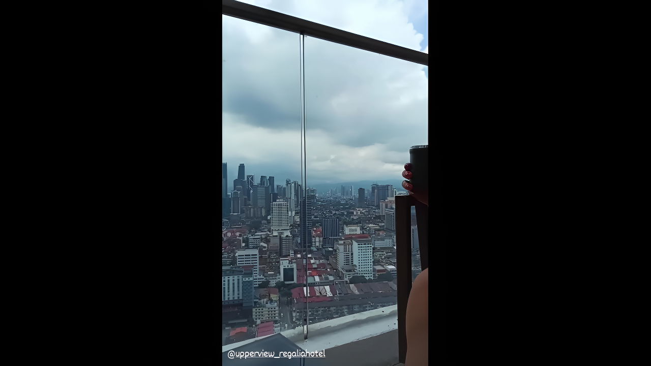 Actress Sanam Shetty sexy hot boobs and thigh show 22