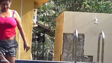 Swimming pool me mooti gand ko chod diya