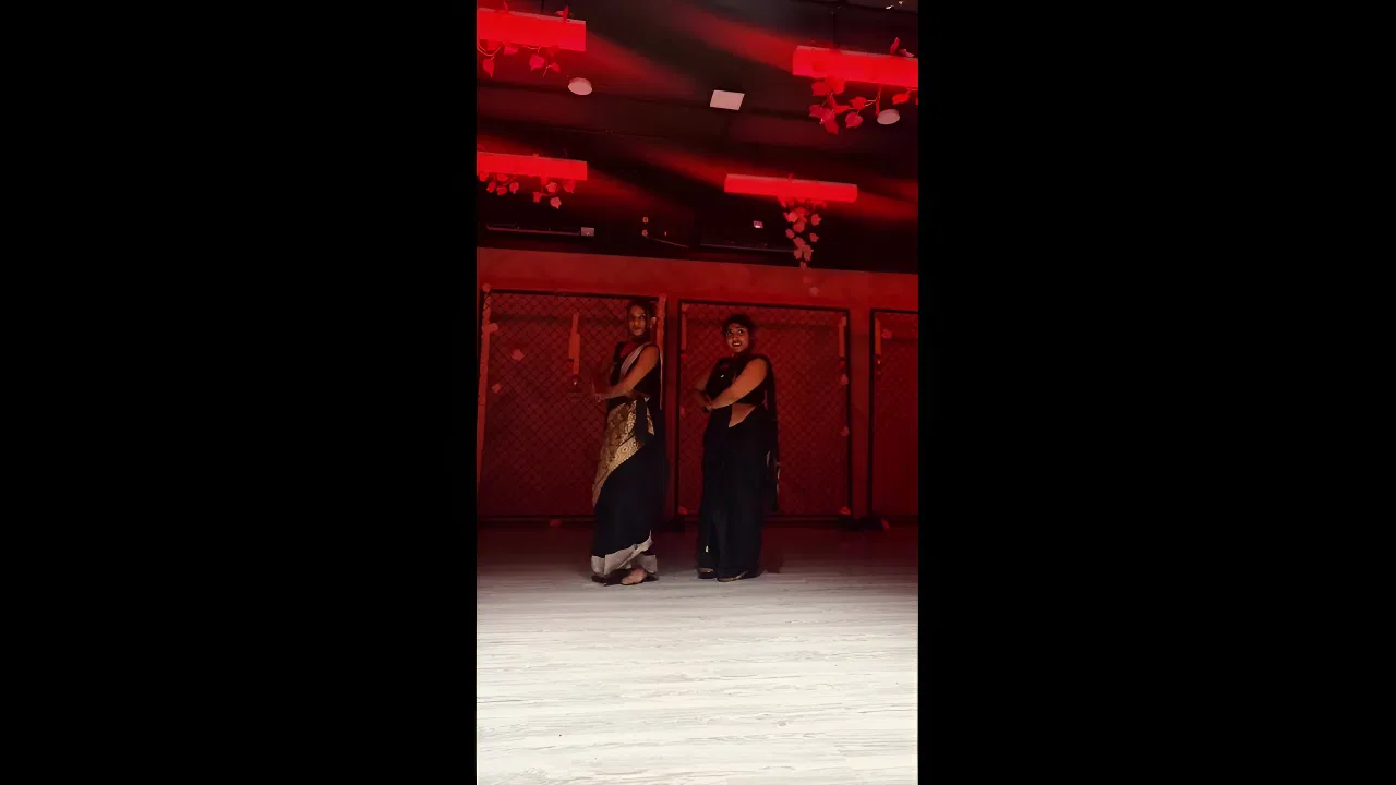 chubby desi lady deep navel and boob dance in black saree 22