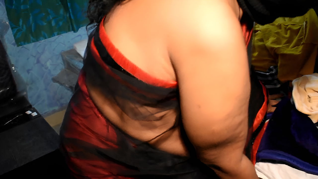 Exposing Hot Boobs and Navel Show