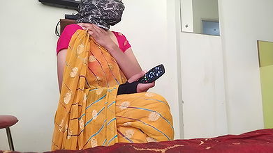 Indian bhabhi agonizing pussy fuck with tv electrician in clear hindi voice