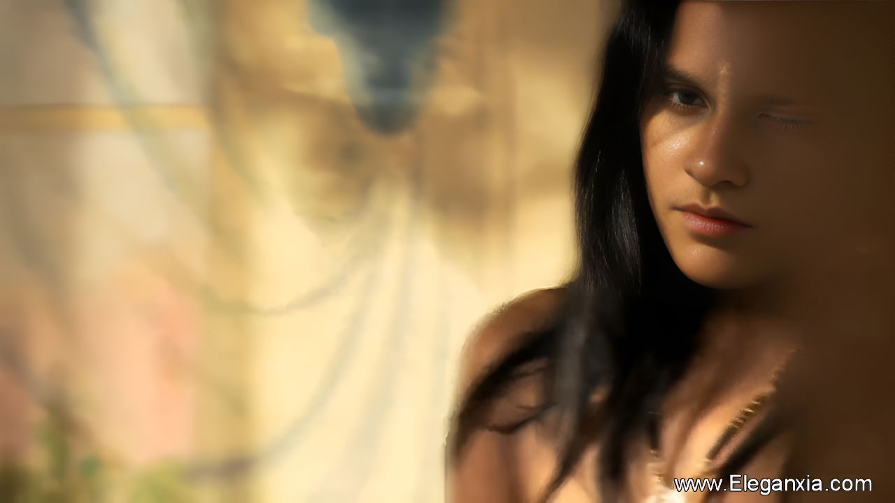 Sexy Indian chick shows off her natural body