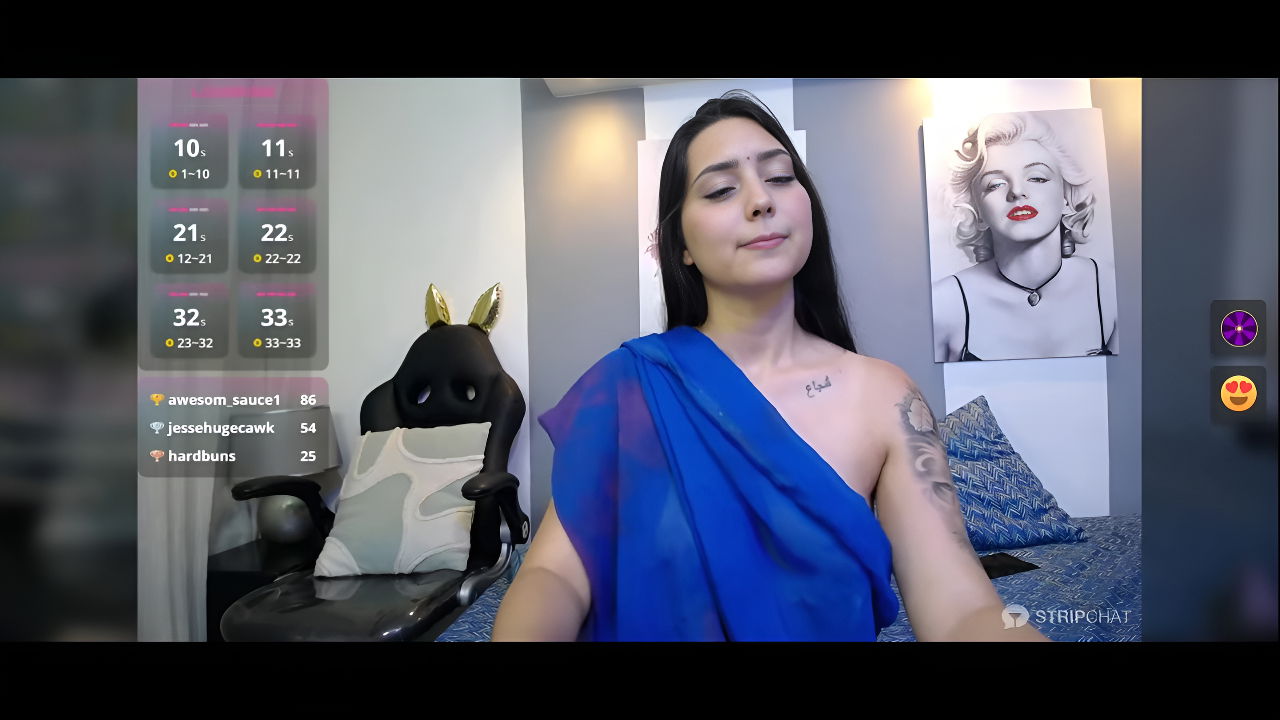 Beautiful Babe in saree without blouse showing boobs 22