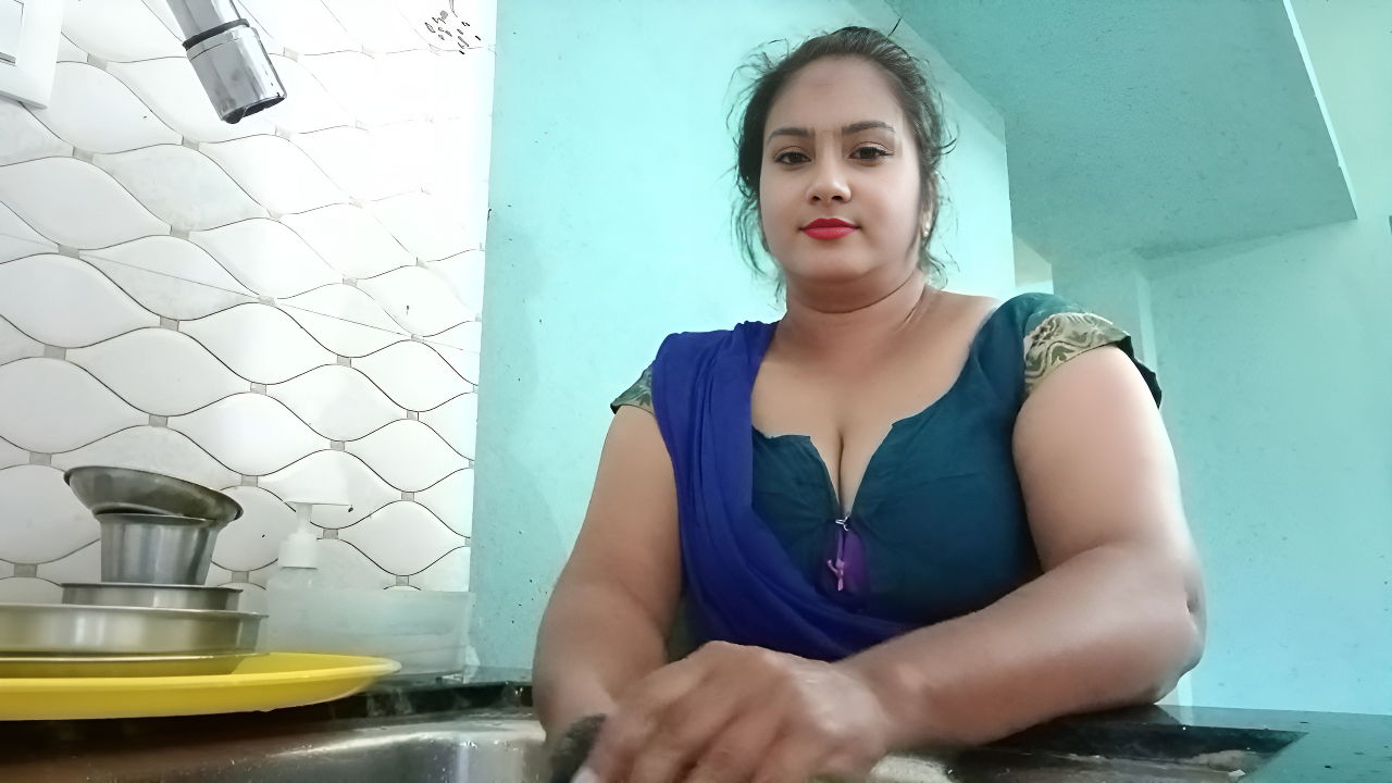 Desi Bhabhi ko Kitchen me Bartan dothe dheka or Bedroom me Bhabhi ko Chodha