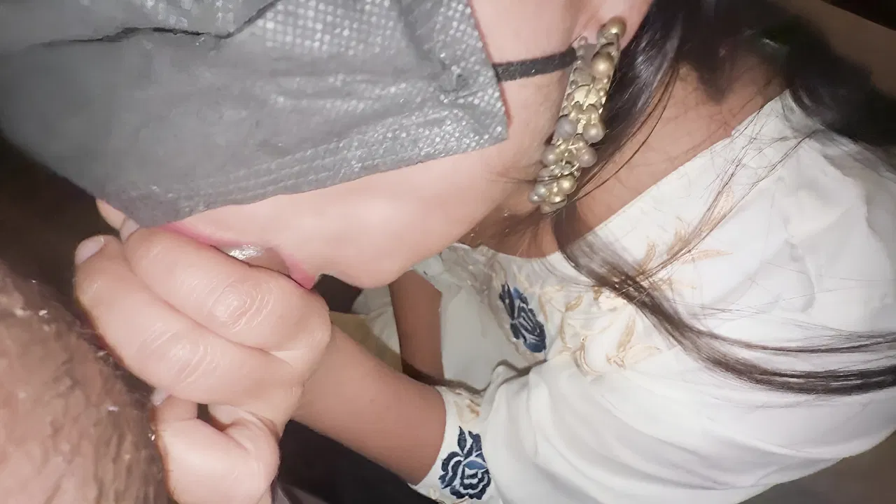 Friends with benefits ke liye apni dost ko manaya ghodi bana ke chudai ki