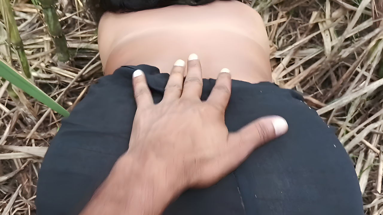 Gaon wali bhabhi ki chudai ganne ke khet mein Indian sex video