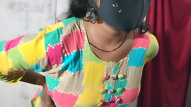 Hot Saloni big boobs shoowing