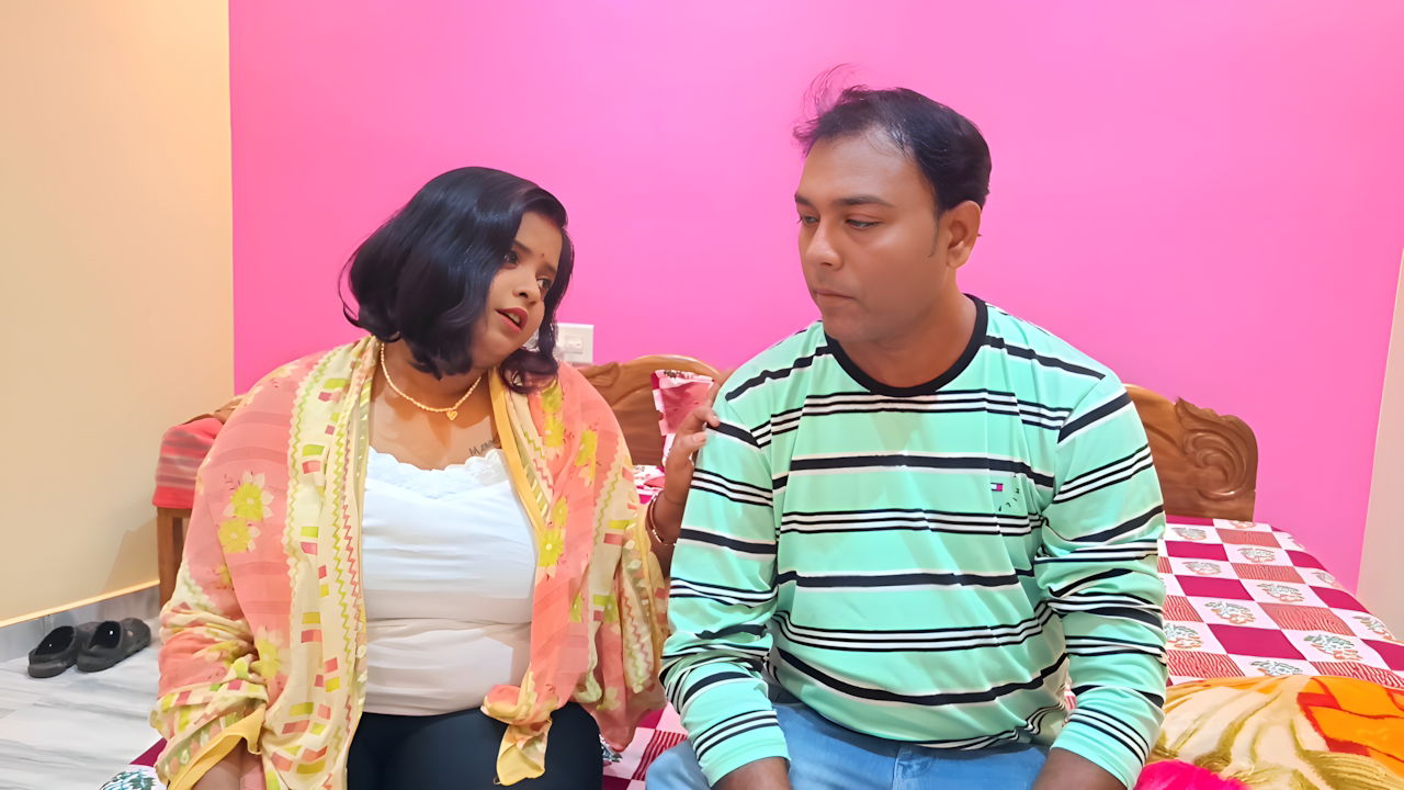 Hotel staff ko bahane se bula lia apne bed room main or khub masti ki larki ne.. bhat hardcore pussy fucking kiya