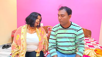 Hotel staff ko bahane se bula lia apne bed room main or khub masti ki larki ne.. bhat hardcore pussy fucking kiya