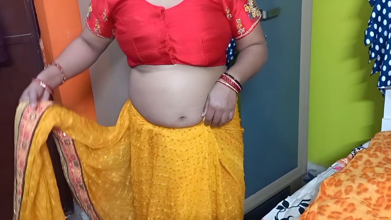 Indian bhabhi in yellow saree