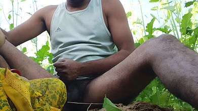 Bhabhi was fucked while bringing fodder in the mustard field.