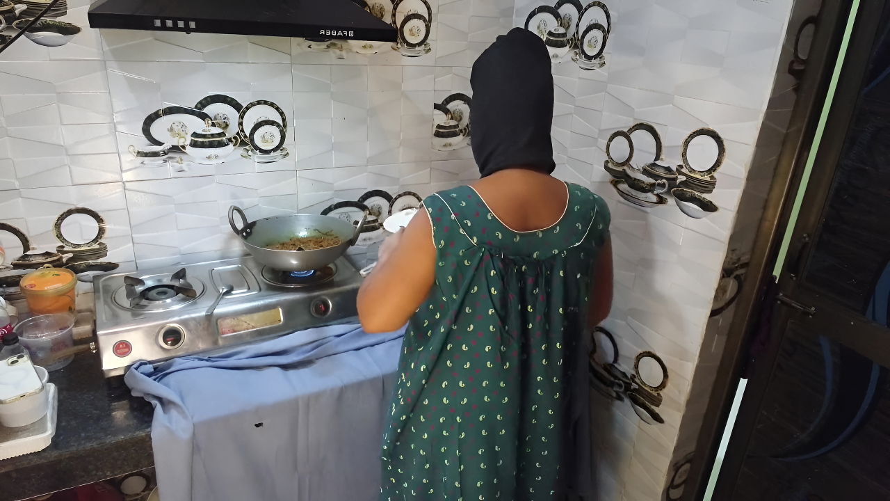 Bhabhi Did Maze Kitchen with Her Brother in Law Hard Fuck While Husband Was on Duty.