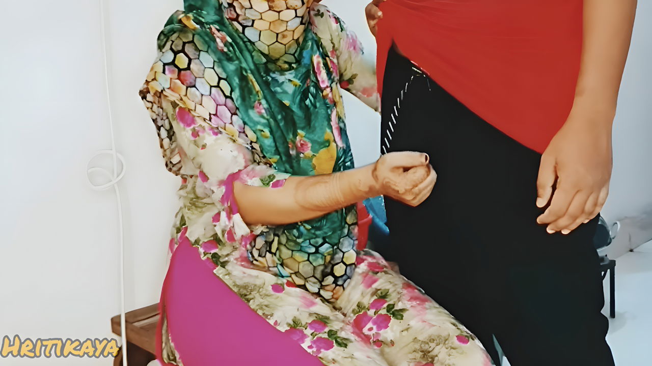 Closeup – Desi Bhabhi Condom Blowjob! Cum in Condom with Red Lipstic