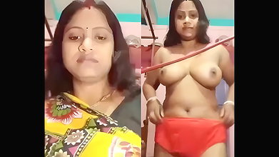 AMAZING FIGURE DESI INDIAN BHABHI GETTING NUDE