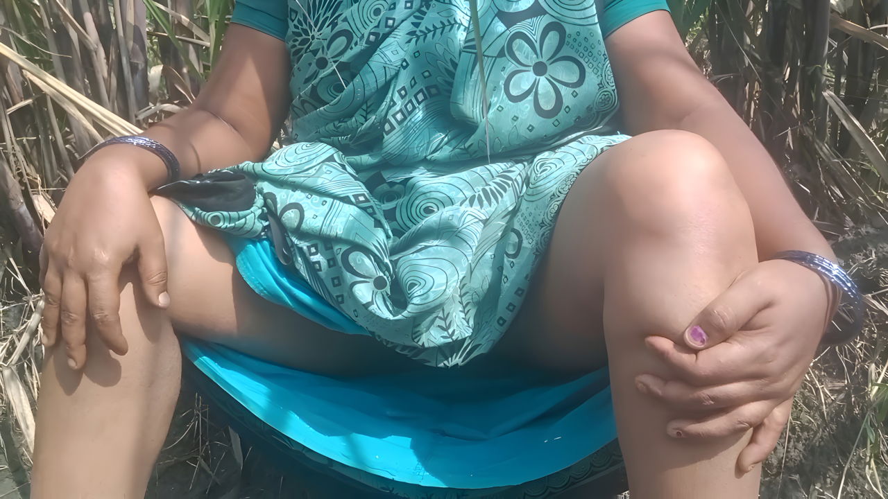 Tamil Aunty Masturbating in Sugarcane Plantation
