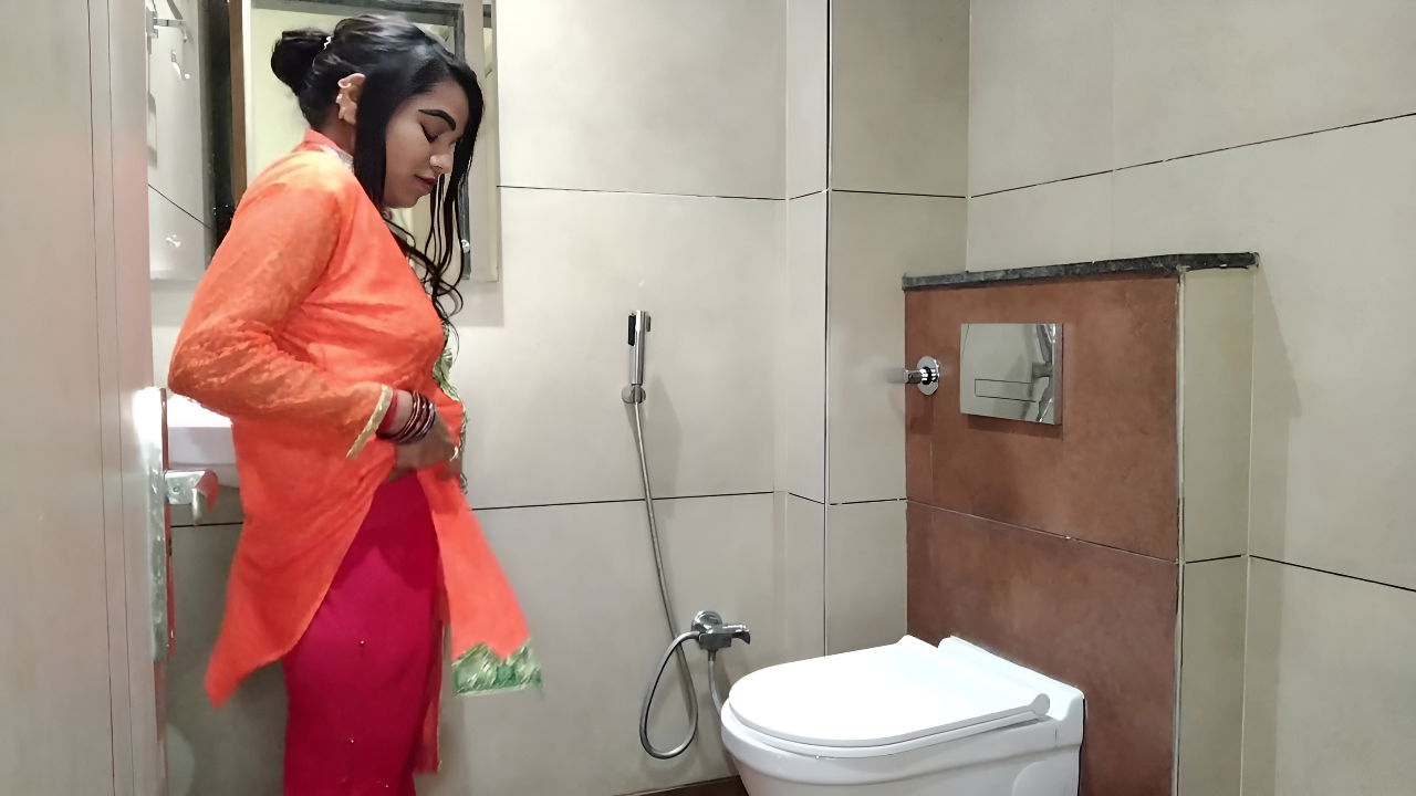 Bhabhi Bathroom Me Naha Rahi Thi Devar Aake Chod Diya