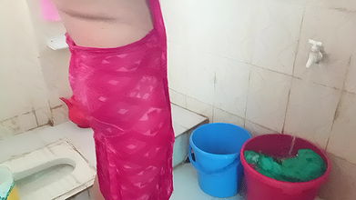 Bhabhi Change Her Dress in Hotel Washroom