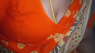 Sexy Saree Aunty Boobs