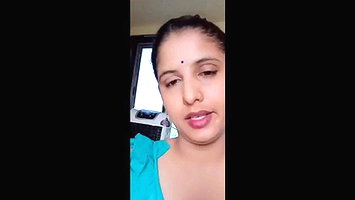 Horny Bhabhi Likes to Drill her Pussy Live