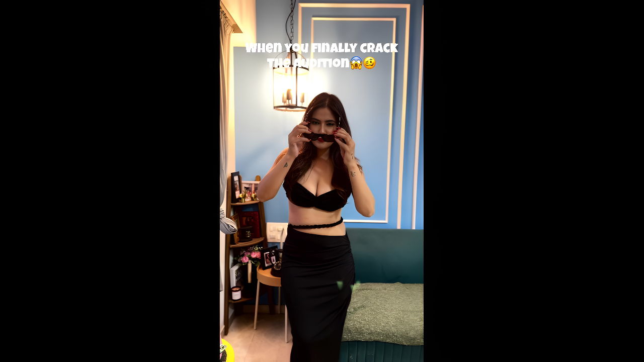 KARISHMA SHARMA BOLD IRRESISTIBLE AMPLE CLEAVAGE EXPOSE HQ VIDEO2