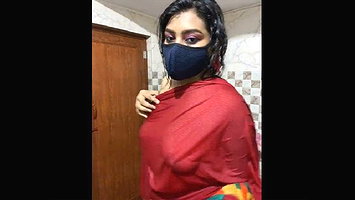 Horny Rupali Showing her nude back and ass