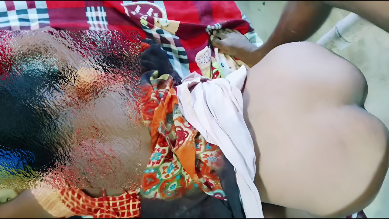 I dropped the cum in Suman Bhabhi’s pussy after putting the lentils in it