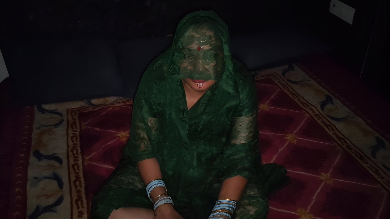 My friend’s wife was fucked very hard. Me and my friend had gone to Lucknow.