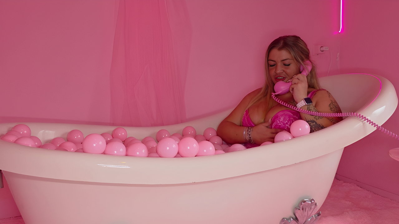 Meiden Van Holland with Gaby in Het geile roze badeendje