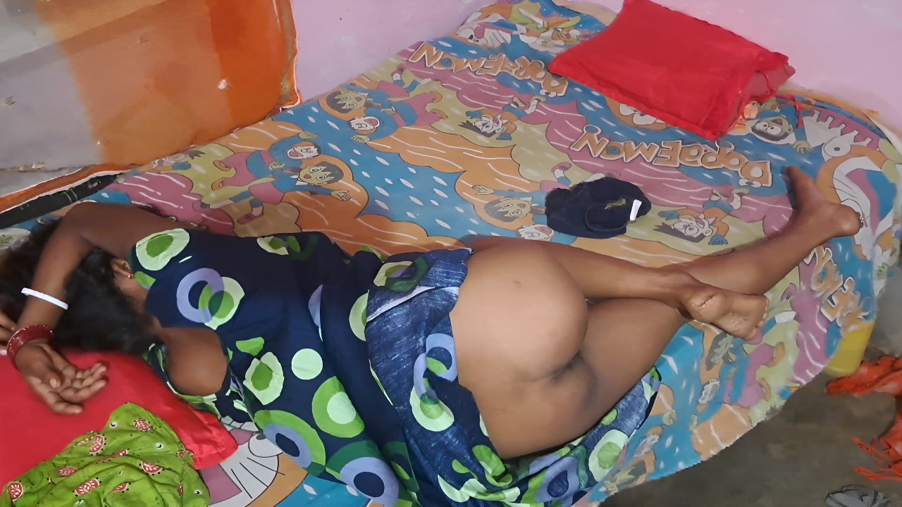 Indian Teen Gets Creampied After Romantic Floor Sex MMS