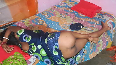 Indian Teen Gets Creampied After Romantic Floor Sex MMS