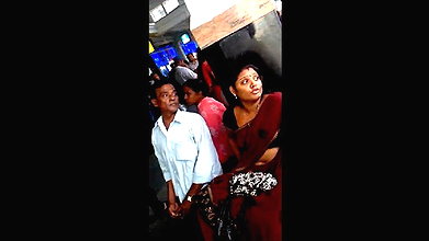 Hot Aunty Open navel show from railway station