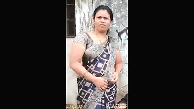 Aunty show Navel public place