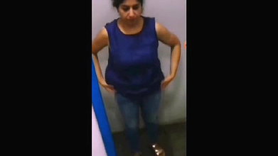 Desi babe caught in Bra Panty in trial room