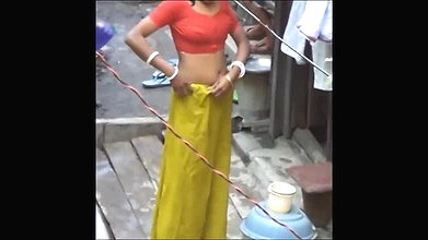 kolkata bhabhi chaning in open