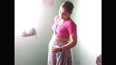 mature bhabhi wearing saree