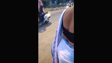 Saree babe sweaty back show on street