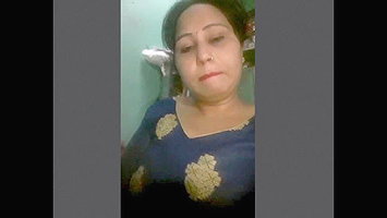 Sexy aunty showing at kitchen