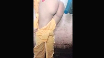 Desi sexy teen show her ass