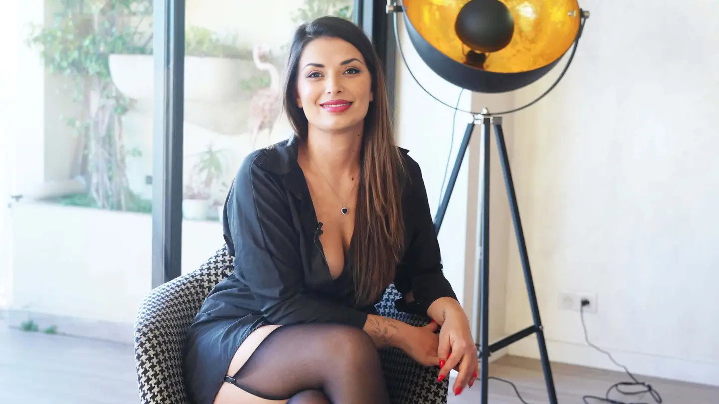Angelika – A Curvaceous Brunette Babe Need Two Cocks For Orgasm