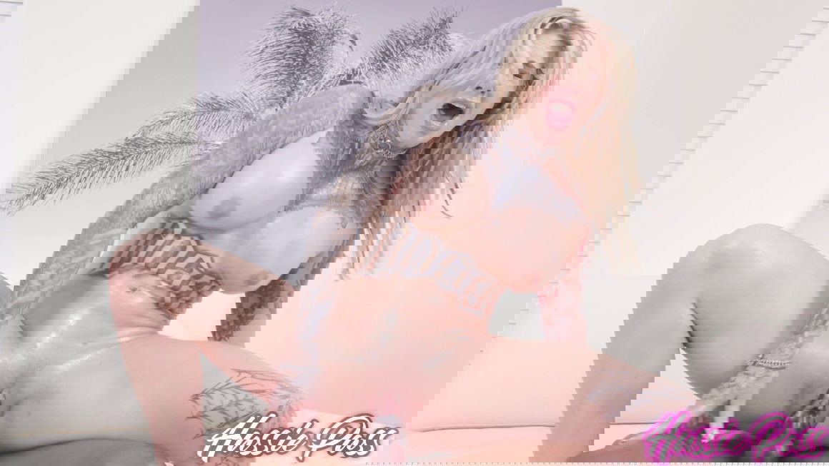 Christina Savoy – The Curvy Inked Snowboarder