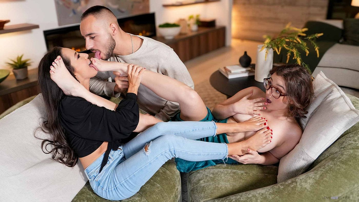 Freya Von Doom & Leana Lovings – Foot Worship Threesome