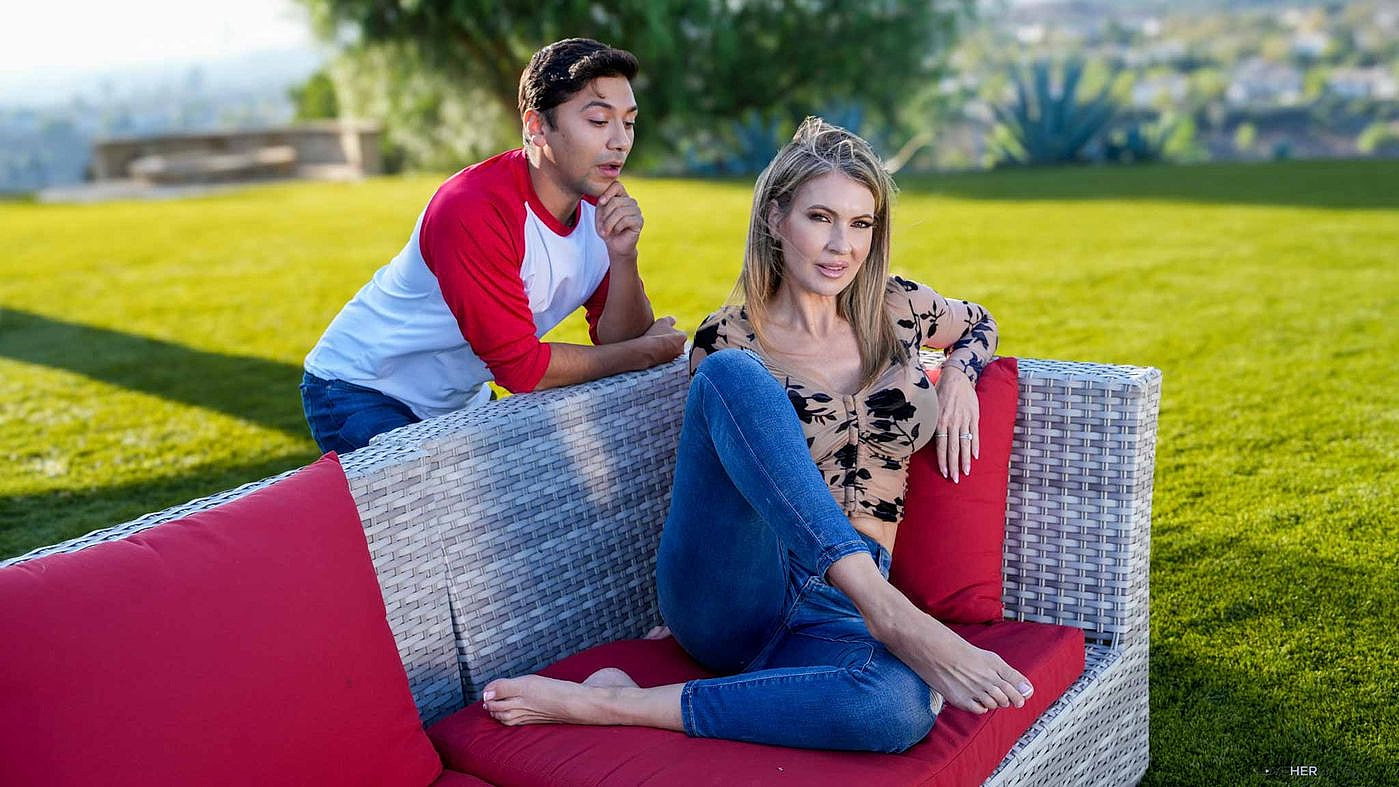 Gigi Dior – Busty Blonde Knows To Use Her Feets