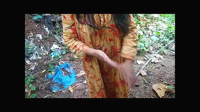 Ajnabi ladka pani Peene ke bahana karke khet me kam kar rahi didi ko gharme jake chut mari