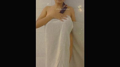 DESI BABE HOTTEST OOPS TOWEL DROP SEXY.mkv