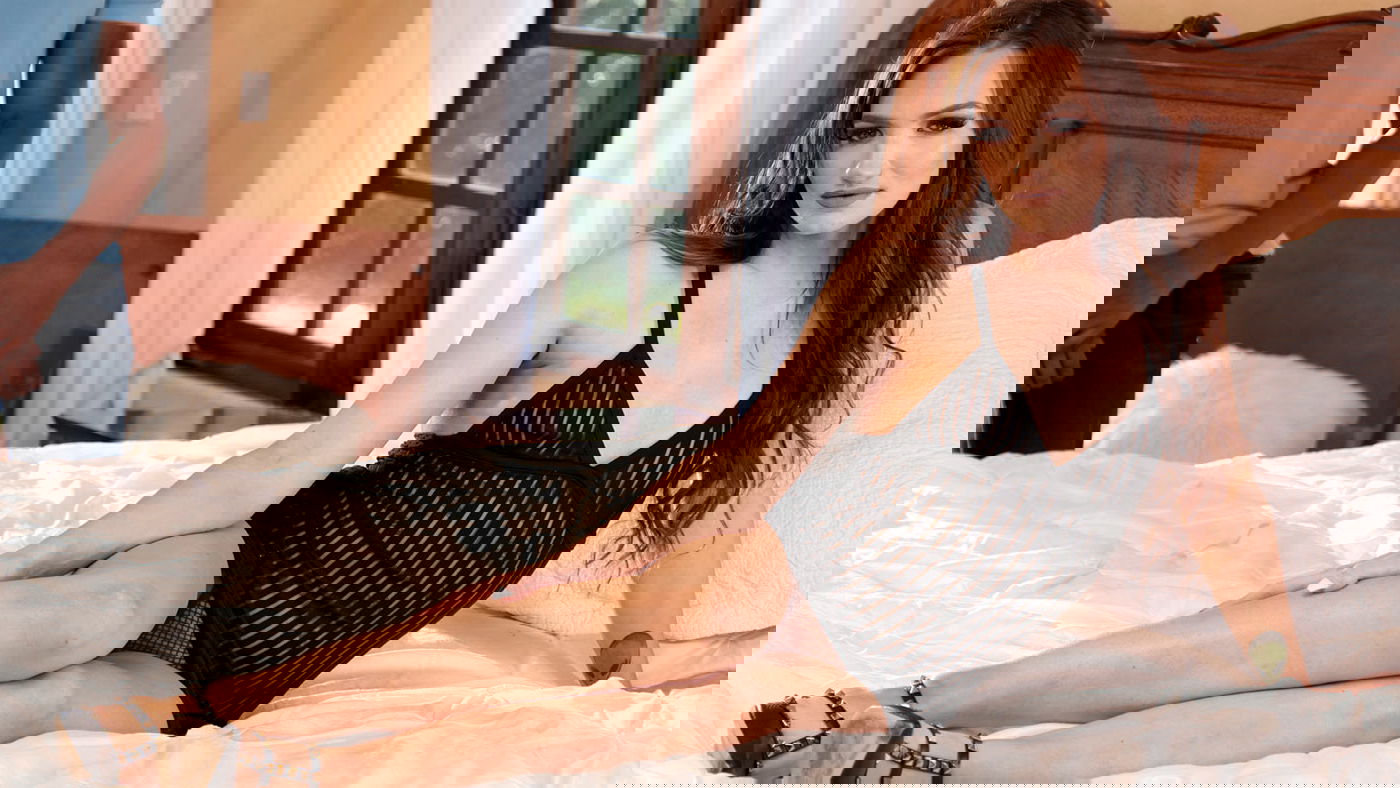 Mia Molotov – Stunning Vixen Wife Does Not Waste Any Time