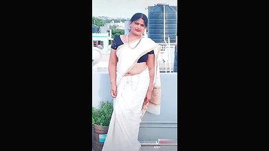 Horny Tiktok Aunty Show Navel and Sesy Dance Hot